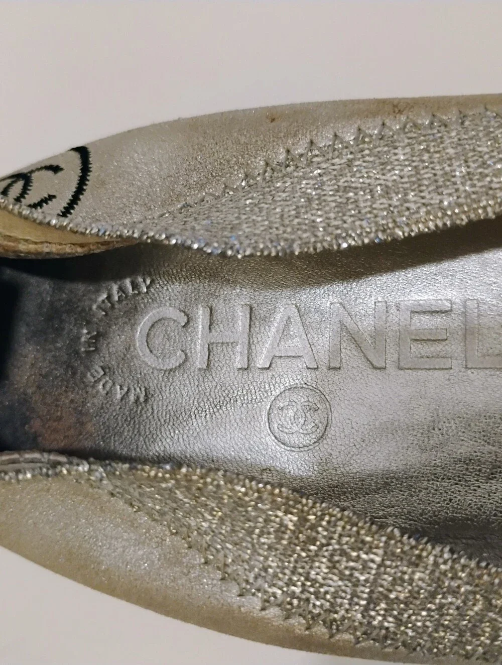 CHANEL Silver Metallic and Black Leather Ballet Flats With CC Logo Size 39